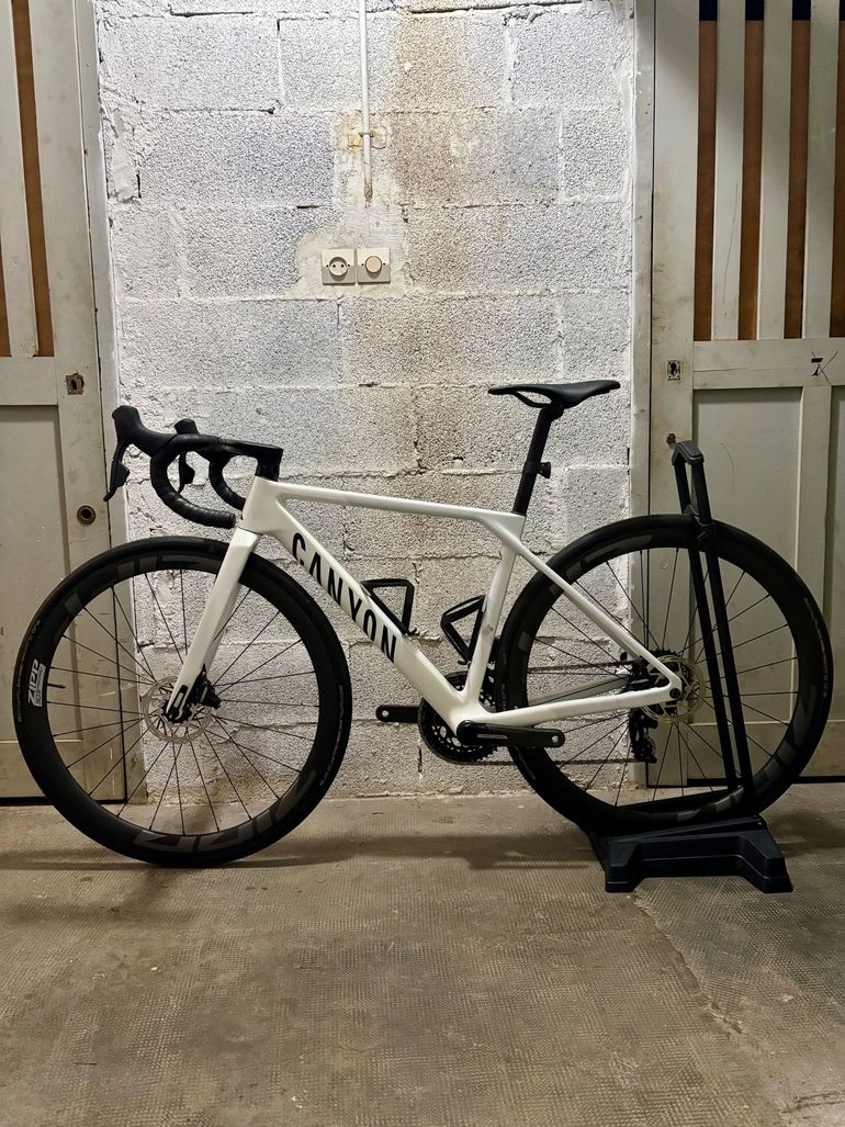 Used Canyon Ultimate CF SLX 8 AXS 2025 2025 Road & Gravel, White — image 2 of 18