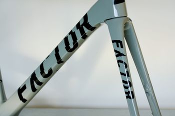 Used Factor O2 2023 Frameset 2023 Road & Gravel, Gris claro — image 2 of 12