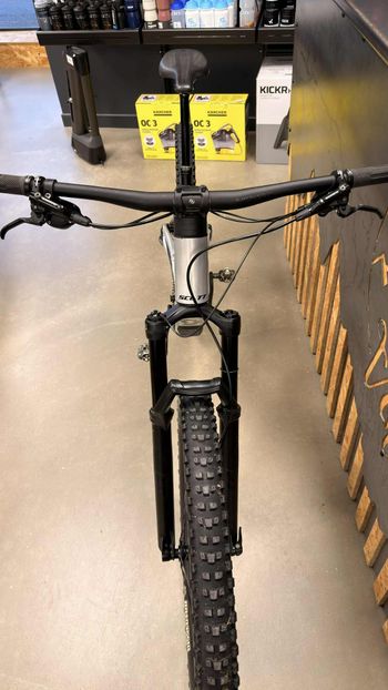 Used Scott Genius 940 2023 2023 Mountainbike, Light Gray, 29 — image 2 of 3
