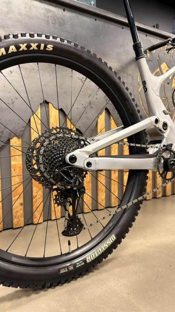 Used Scott Genius 940 2023 2023 Mountainbike, Light Gray, 29 — image 3 of 3