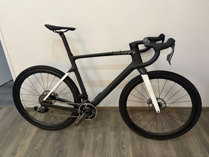 Scott Addict RC Tuned 2024 Road & Gravel d'occasion