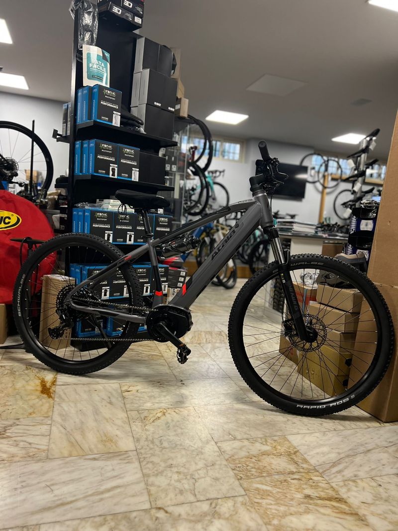 Atala B-CROSS 2025 Mountainbike de segunda mano, Gris claro — imagen 1 de 12