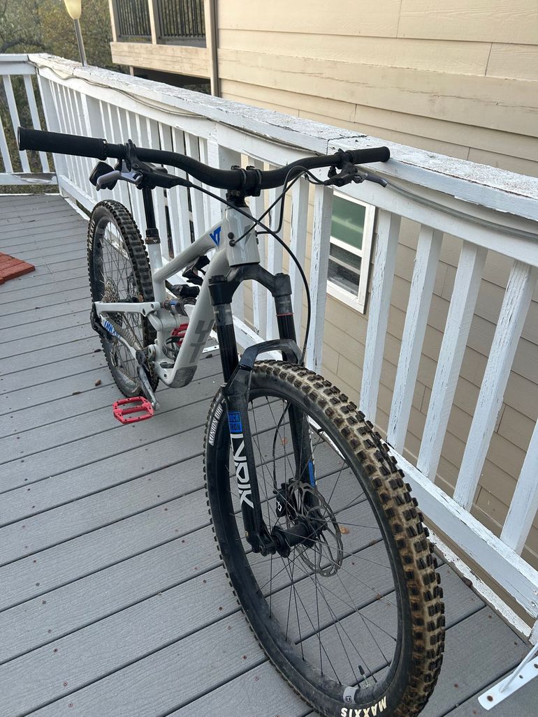 Used YT Industries 2025 YT Jeffsy Core 3 2025 Mountainbike, Light Gray, 29 — image 2 of 7