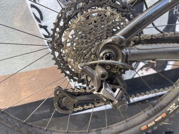 Used Giant Reign 1 2024 2024 Mountainbike, Black, 29 — image 6 of 7