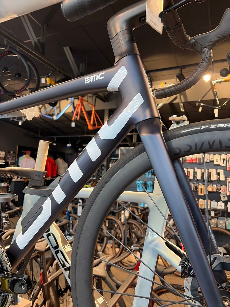 Used BMC Teammachine SLR01 TWO 2025 Road & Gravel — image 2 of 4