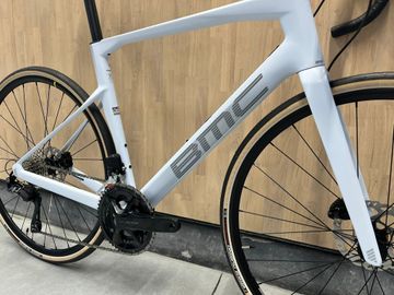 Used BMC Roadmachine FOUR 2024 2024 Road & Gravel, White — image 2 of 6