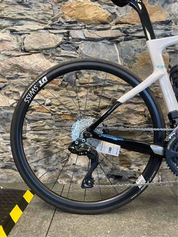 Used Pinarello NYTRO E5 ROAD - 105 Di2 2024 2024 Road & Gravel, Weiß — image 2 of 7