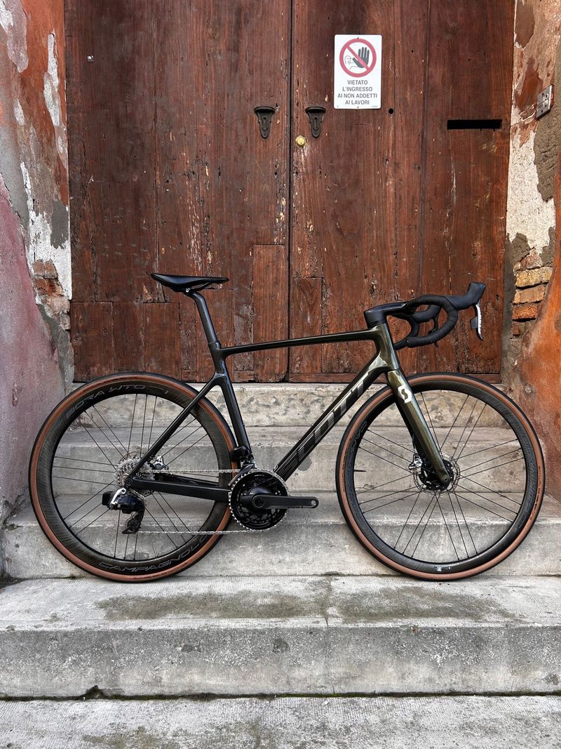 Scott Addict RC 2022 Road & Gravel de segunda mano, Negro — imagen 1 de 22