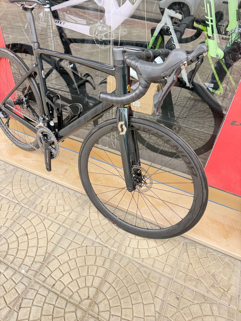 Scott Addict SE 2024 2024 Road & Gravel de segunda mano, Negro — imagen 2 de 4