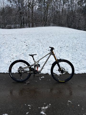 Brugt Commencal Supreme V5 2024 Mountainbike — billede 1 af 10