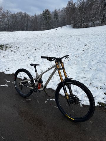 Brugt Commencal Supreme V5 2024 Mountainbike — billede 2 af 10