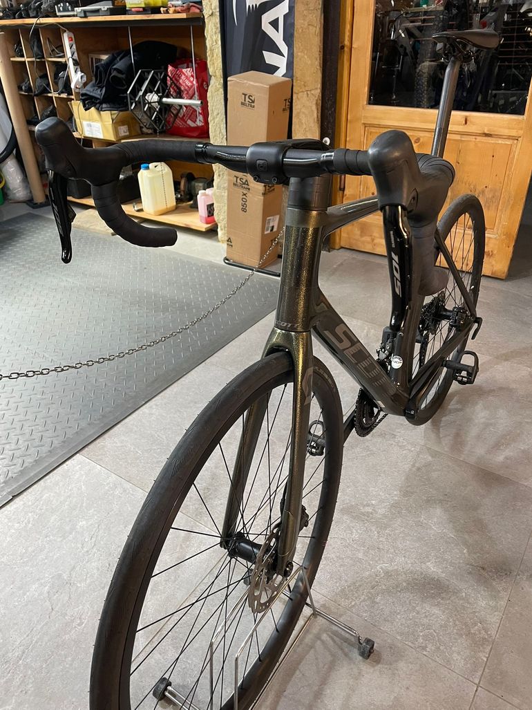 Used Scott Addict RC 40 2024 2024 Road & Gravel, Green — image 5 of 6