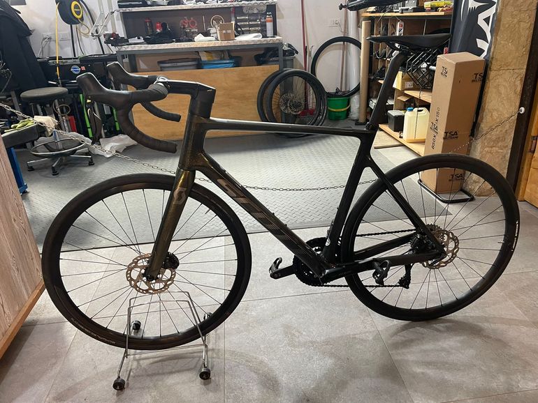Used Scott Addict RC 40 2024 2024 Road & Gravel, Green — image 4 of 6