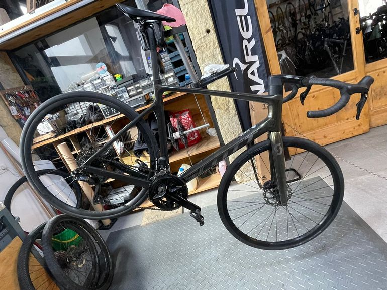 Used Scott Addict RC 40 2024 2024 Road & Gravel, Green — image 1 of 6