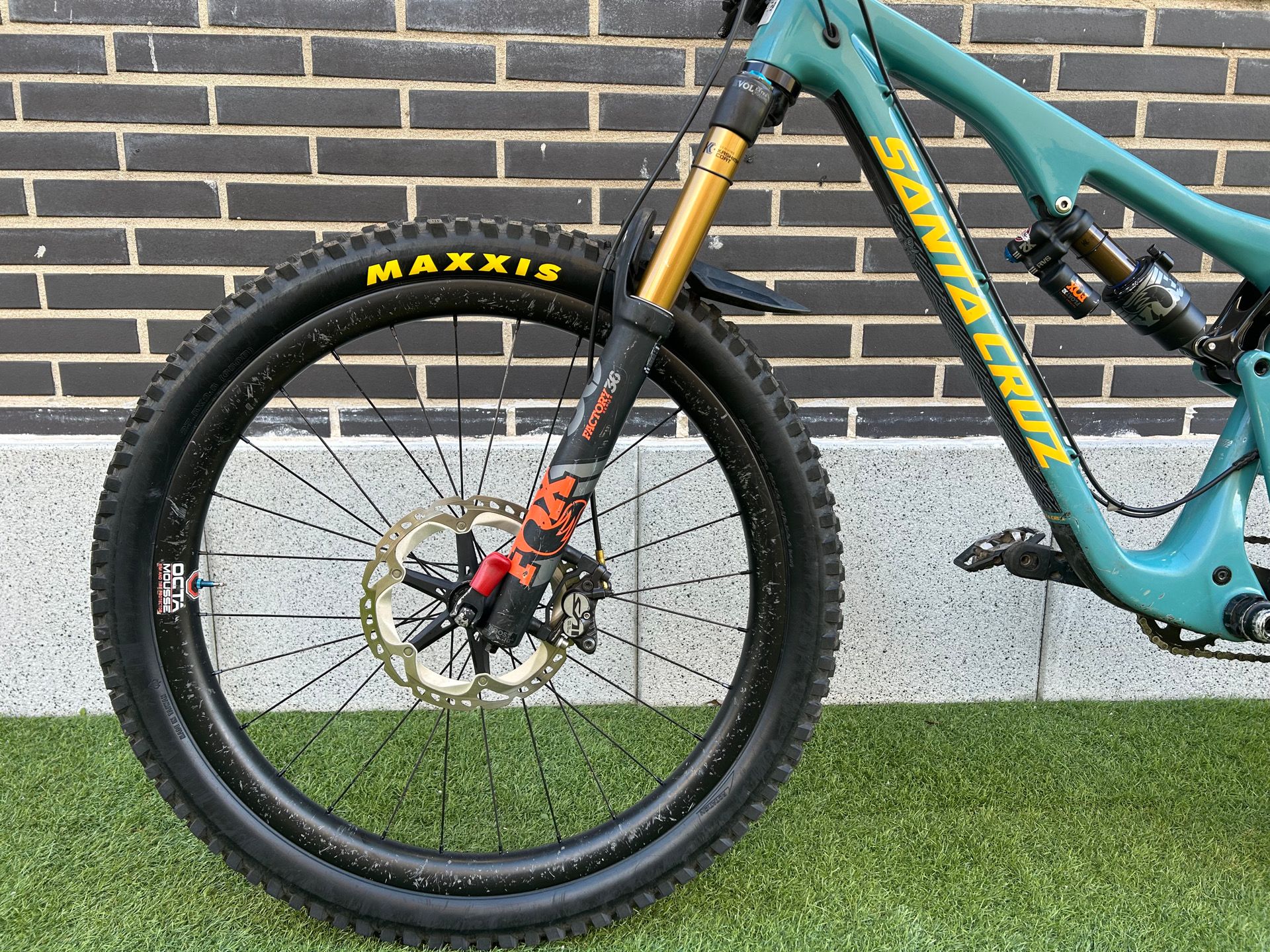 Santa Cruz BRONSON CC 2019モデル　フレーム 4a1f6921-7efb-4ef7-9a8e-
