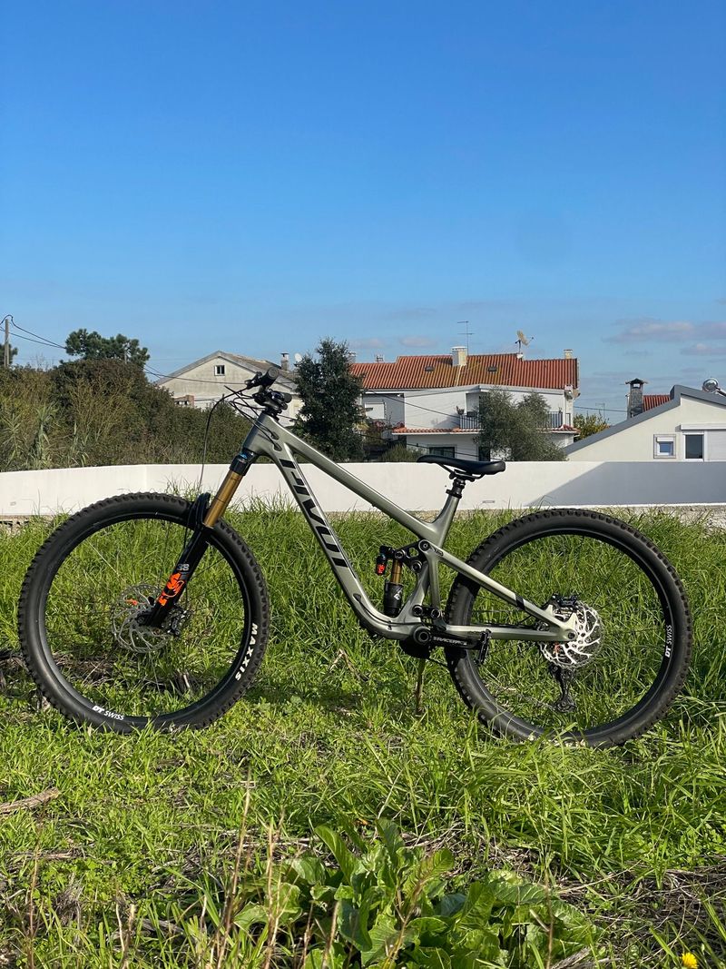 Pivot Firebird Shimano Deore XT 2024 Mountainbike d'occasion — image 1 sur 8