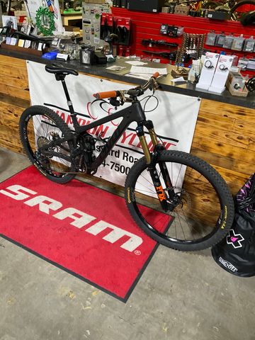 Used Pivot Mach 6 SRAM GX Eagle AXS 2022 Mountainbike, Black — image 1 of 5