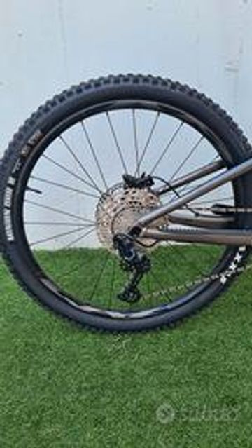 Giant Reign 2 2022 Mountainbike usato, Grigio chiaro — immagine 3 di 7