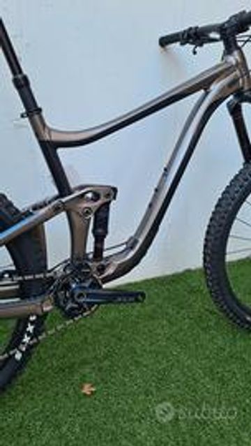 Giant Reign 2 2022 Mountainbike usato, Grigio chiaro — immagine 4 di 7