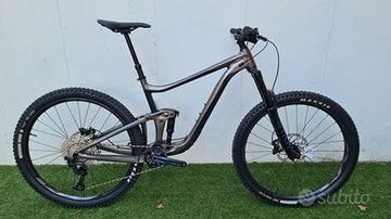 Giant Reign 2 2022 Mountainbike usato, Grigio chiaro — immagine 1 di 7