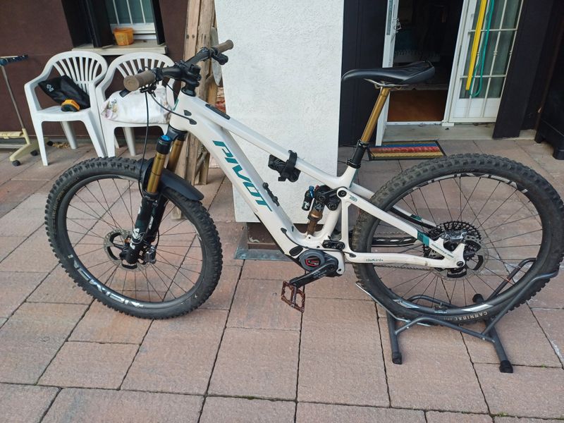 Used Pivot Shuttle AM 2024 Mountainbike, Light Gray — image 1 of 4