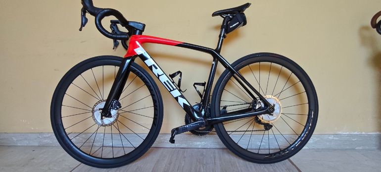 Used Trek Émonda SL 6 Disc Pro 2022 2022 Road & Gravel, Black — image 1 of 3