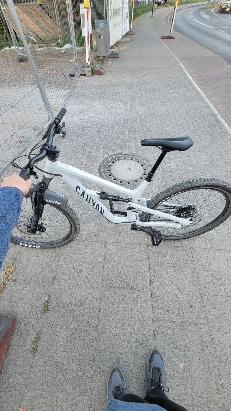 Used Canyon Spectral 5 2024 2024 Mountainbike, Light Gray, 27.5, 29 — image 2 of 10