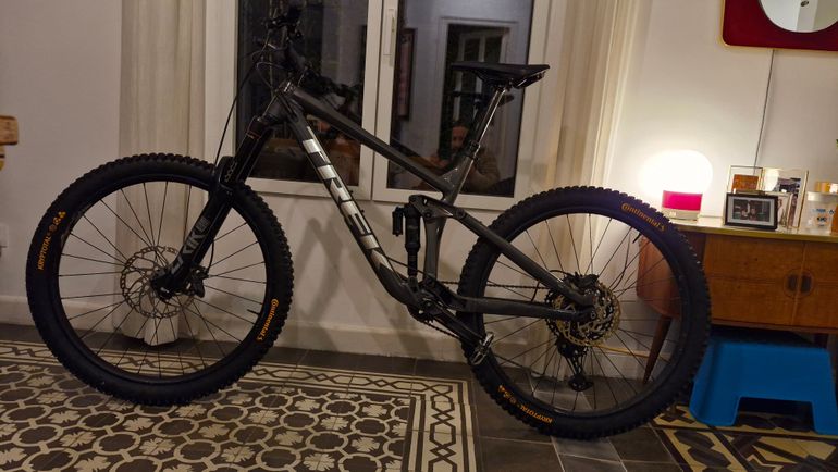 Used Trek Remedy 8 2022 Mountainbike, Black — image 1 of 12