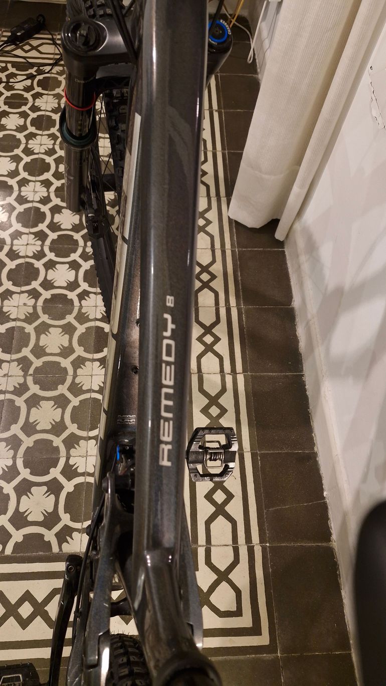 Used Trek Remedy 8 2022 Mountainbike, Black — image 11 of 12