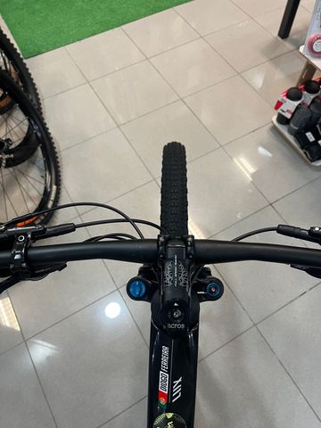 Brugt Canyon Lux World Cup CF 7 2024 2024 Mountainbike — billede 5 af 6