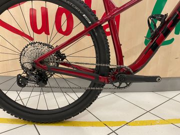 Used Trek Roscoe 9 2023 2023 Mountainbike, Red, 29 — image 3 of 12