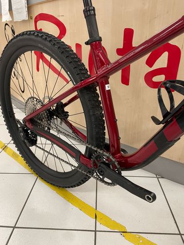 Used Trek Roscoe 9 2023 2023 Mountainbike, Red, 29 — image 10 of 12