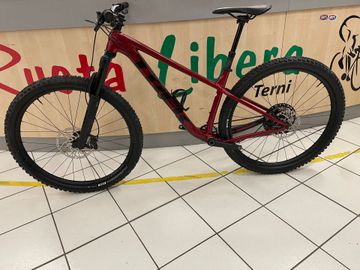 Used Trek Roscoe 9 2023 2023 Mountainbike, Red, 29 — image 2 of 12