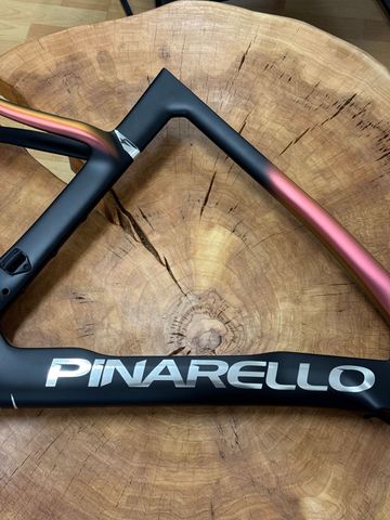 Gebrauchtes Pinarello New Dogma F Luxter Red Gold 530 2025 2026 Road & Gravel
