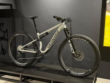 Used Specialized Epic 8 Expert 2026 Mountainbike, Light Gray — image 2 of 5