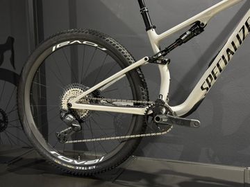Used Specialized Epic 8 Expert 2026 Mountainbike, Light Gray — image 5 of 5