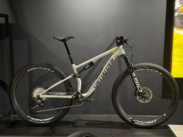 Used Specialized Epic 8 Expert 2026 Mountainbike, Light Gray — image 4 of 5