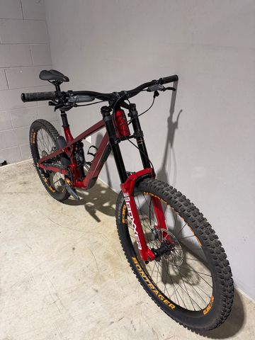 Trek Slash Shimano Deore XT 2025 Mountainbike usato, Rosso — immagine 2 di 5