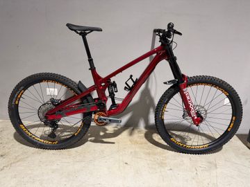 Trek Slash Shimano Deore XT 2025 Mountainbike usato, Rosso — immagine 1 di 5
