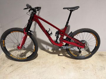 Trek Slash Shimano Deore XT 2025 Mountainbike usato, Rosso — immagine 4 di 5
