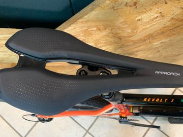 Used Giant Revolt X 1 2024 2024 Road & Gravel, Orange — image 8 of 11