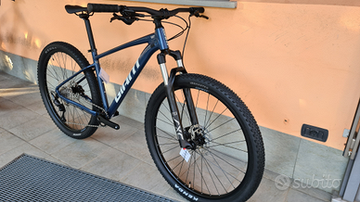 Giant Talon 0 2023 Mountainbike usato, Blu — immagine 2 di 6
