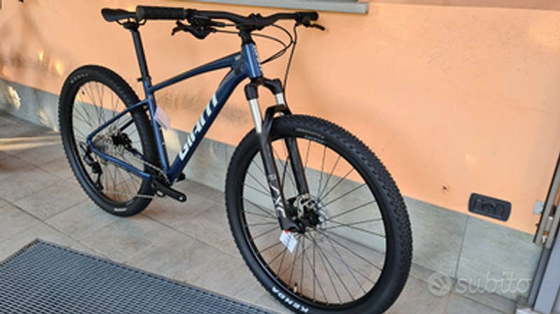 Giant Talon 0 2023 Mountainbike usato, Blu — immagine 2 di 6