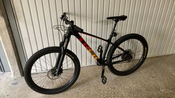 Used Trek Roscoe 8 2020 2020 Mountainbike, Black, 27.5 — image 2 of 3