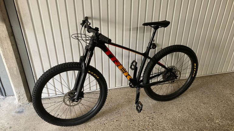 Used Trek Roscoe 8 2020 2020 Mountainbike, Black, 27.5 — image 2 of 3
