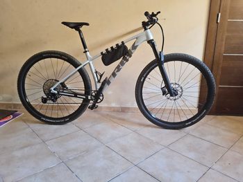 Used Trek Procaliber 8 2025 2025 Mountainbike, Light Gray, 29 — image 6 of 9