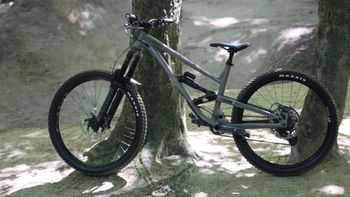 Used Commencal CLASH RIDE NEW ROCKSHOX 2022 2022 Mountainbike, White, 27.5 — image 1 of 6