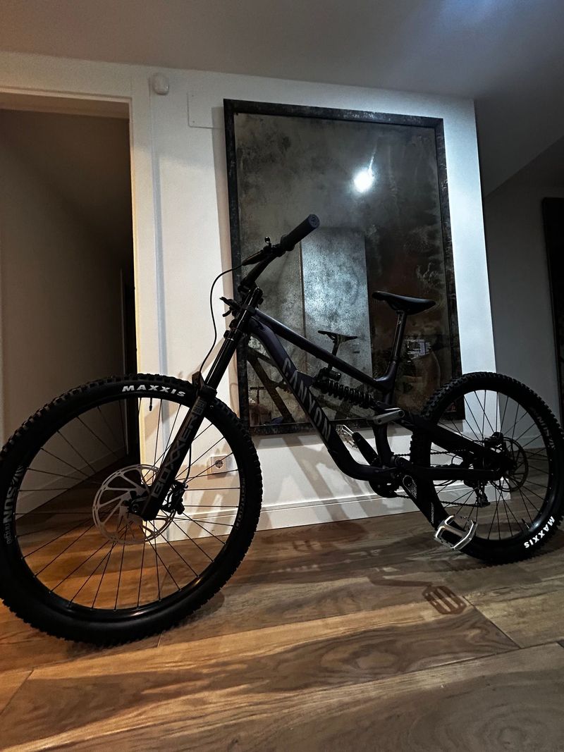 Used Canyon Torque DH CLLCTV 2024 2024 Mountainbike, Purple, 29, 27.5 — image 1 of 4
