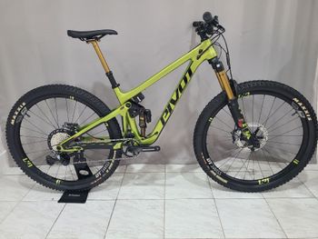 Pivot, SWITCHBLADE Team XTR w/ Carbon Wheels 2023