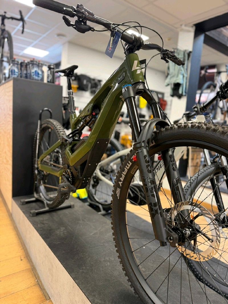Used Lapierre Overvolt Shimano Deore XT 2025 Mountainbike, Green — image 6 of 10